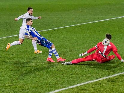 Hazard supera a Pacheco para firmar el tercer gol del Madrid en Mendizorroza.