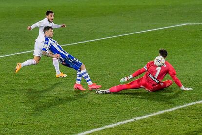 Hazard supera a Pacheco para firmar el tercer gol del Madrid en Mendizorroza.
