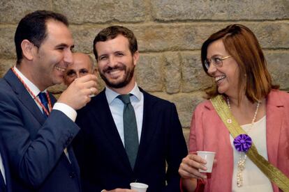 Pablo Casado (en el centro), este lunes, en una visita a Palencia con el alcalde de Ciudadanos y la presidenta de la Diputación.