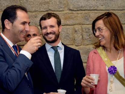 Pablo Casado (en el centro), este lunes, en una visita a Palencia con el alcalde de Ciudadanos y la presidenta de la Diputación.