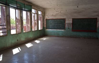 Interior del colegio del poblado minero. Entre 1960 y 1965 se levantaron en el poblado edificios necesarios para la vida de sus habitantes. Esta es la imagen de la tercera escuela construida, en 1964.