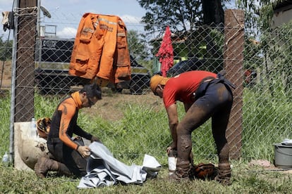 Socorristas preparam sacos de plástico para corpos durante a busca por vítimas em Brumadinho.