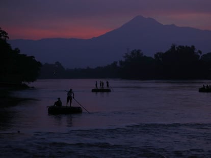 Varias balsas transportan pasajeros y mercancías a través del río Suchiate entre México y Guatemala.