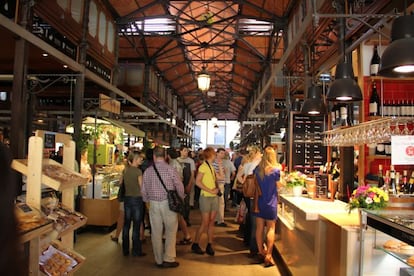 Turistas en el mercado de San Miguel.