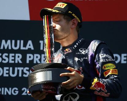 Vettel besa el trofeo de campeón en el podio.  o