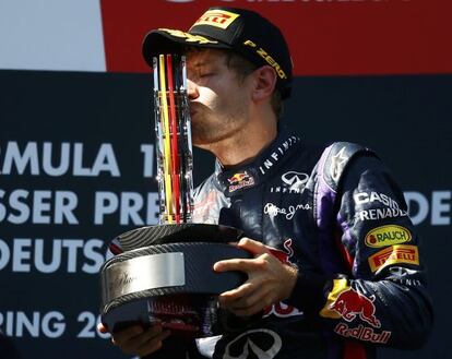 Vettel besa el trofeo de campeón en el podio. o