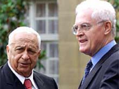 Ariel Sharon (izquierda) y Lionel Jospin, en el Palacio de Matignon en París.