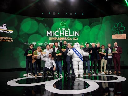 Foto de familia de los cocineros que han conseguido la estrella verde durante la gala de la Guía Michelin 2023, celebrada el 22 de noviembre de 2022 en Toledo.