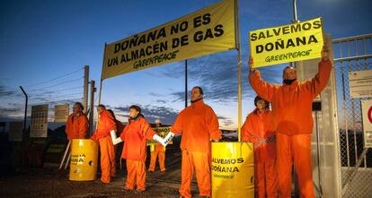 Protesta de Greenpeace contra el proyecto de gas en Doñana.