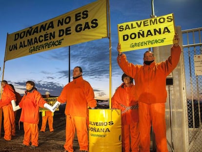 Protesta de Greenpeace contra el proyecto de gas en Doñana.