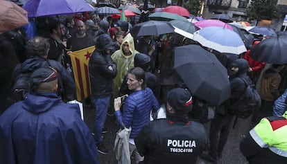 Concentración de la CUP ante la Delegación del Gobierno para protestar contra el encarcelamiento de los presidentes de ANC y Òmnium.