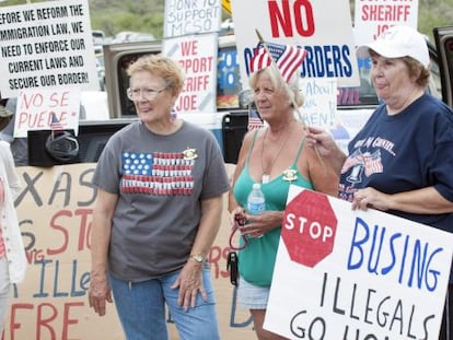 Protestas en Arizona ante la llegada de menores indocumentados 