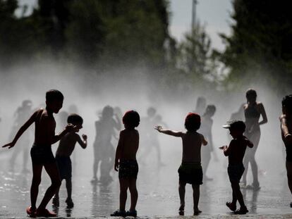  Un grupo de niños se bañan en las fuentes verticales del Madrid Rio. 