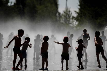  Un grupo de niños se bañan en las fuentes verticales del Madrid Rio. 