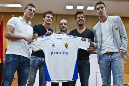 El presidente del Zaragoza, Agapito Iglesias, en el centro, ayer junto a Minero, Juan Carlos, Oriol y Mateos, fichajes para la próxima temporada.