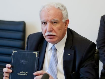 O ministro de Exteriores palestino, Riad al-Makli, com uma cópia do Estatuto de Roma.