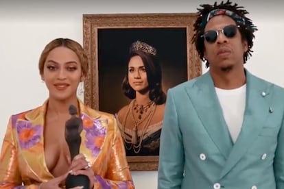 Beyoncé y Jay-Z, en su vídeo de aceptación del premio Brit, con Meghan Markle al fondo.