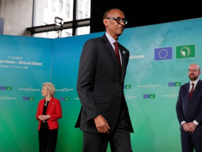 El presidente de Ruanda, Paul Kagame, a la izquierda, es recibido por el presidente del Consejo Europeo, Charles Michel, y la presidenta de la Comisión Europea, Ursula von der Leyen, durante una cumbre de la UE en África en el edificio del Consejo Europeo en Bruselas, el jueves 17 de febrero de 2022.