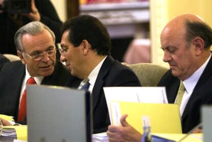 Isidro Fainé, (izquierda) y Antonio Pulido, con Juan Ramón Quintás, ex presidente de la CECA.