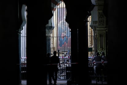 Interior de una de las capillas afectadas por el incendio de la Mezquita de Córdoba.
