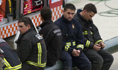 Personal de emergencias en un momento de descanso, 25 de julio de 2013.