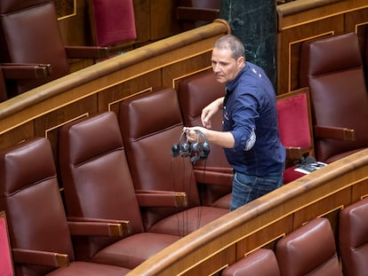 Un trabajador distribuía el viernes auriculares durante el debate de investidura en el Congreso.