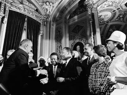 El Presidente Lyndon B. Johnson en un acto junto a Martin Luther King el 6 de agosto de 1965.