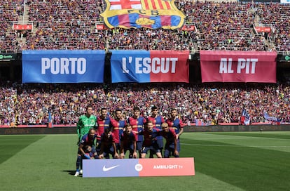 Los jugadores del Barcelona posan antes del partido.