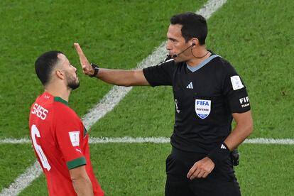 Facundo Tello, árbitro del partido, reprende a Romain Ghanem Saiss ante las protestas del jugador marroquí. 