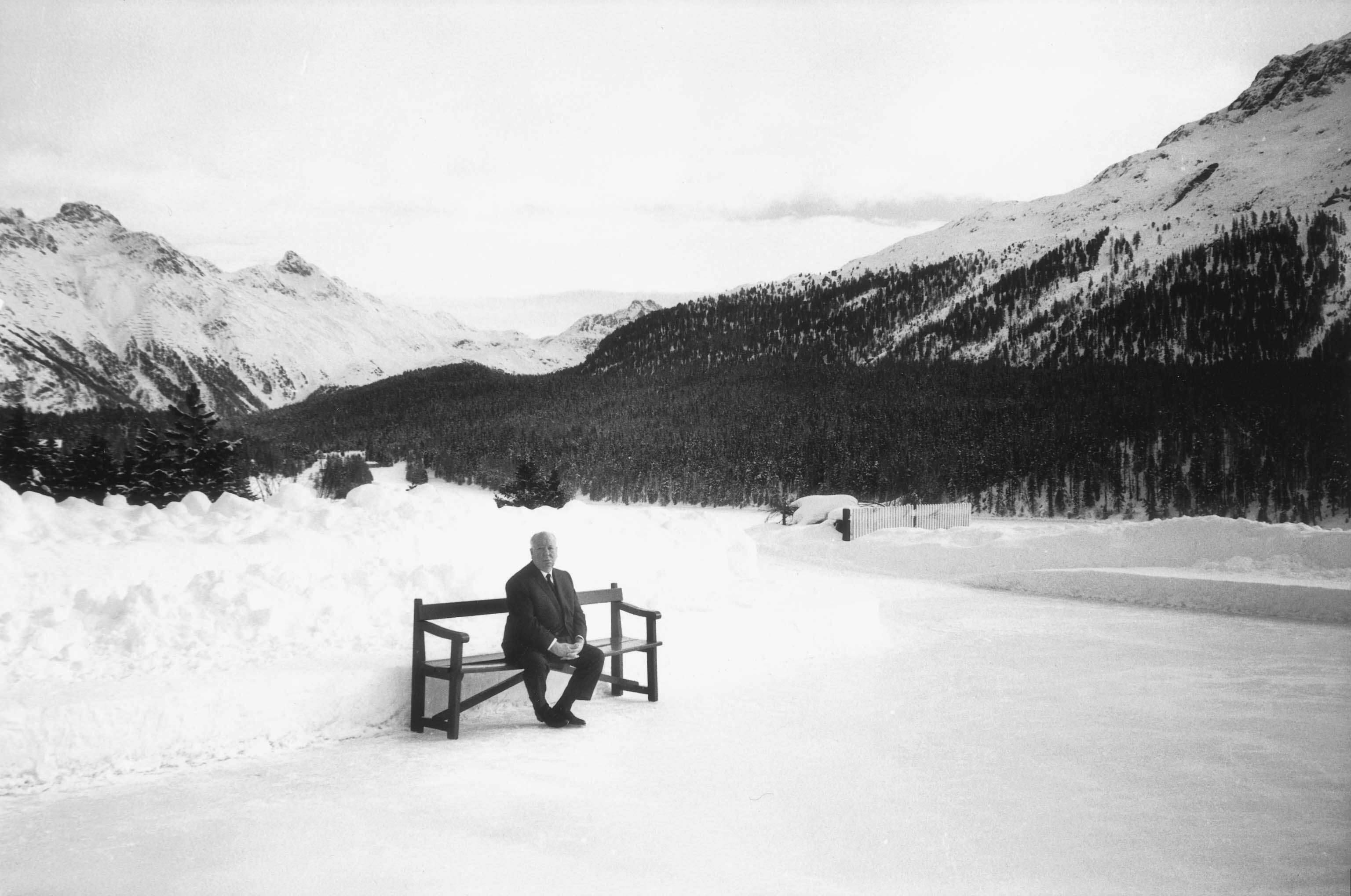 Alfred Hitchcock en el lago helado de Saint Moritz. El director solía alojarse en una 'suite' del hotel Badrutt Palace que hoy lleva su nombre.  