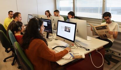 Alumnos de la 36 promoción, en una de las aulas de la Escuela de Periodismo, en julio.