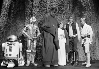 'La Guerra de las Galaxias' se convirtió en un fenómeno de masas al poco de su estreno. Y los actores protagonistas, entre ellos Carrie Fisher, eran reclamados para multitud de entrevistas y actos promocionales. En esta foto, Fisher, junto a sus compañeros de reparto, participa en un especial de Star Wars de la cadena estadounidense CBS el 13 de noviembre de 1978.
