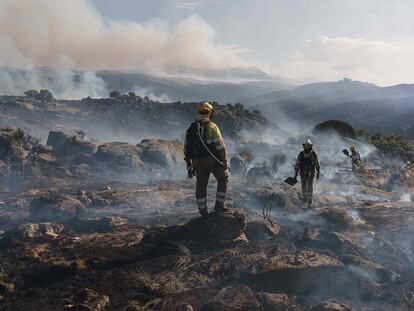 Un bombero trabaja en el lugar del incendio, entre Navalacruz y Riofrio, cerca de Ávila, el 15 de agosto.