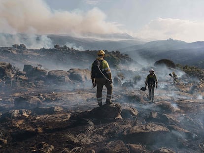 Un bombero trabaja en el lugar del incendio, entre Navalacruz y Riofrio, cerca de Ávila, el 15 de agosto.