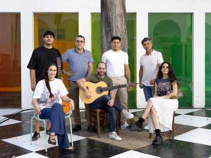 Arriba, de izquierda a derecha, Benito Bernal, Domingo González, Andrés Armero y Arcángel. Abajo. de izquierda a derecha, Rocío Luna, Francisc Gómez y Ángeles Toledano, protagonistas de la obra 'Cantando las 40', el pasado lunes en Sevilla.