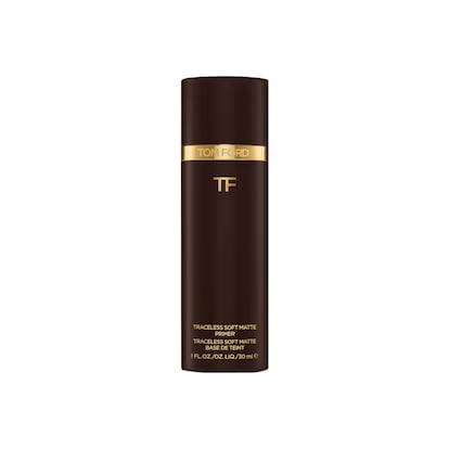 ¿Quién invertiría 69 euros en un producto de maquillaje que no se ve? Al parecer, no pocas personas, ya que el Primer Traceless Soft Matte de Tom Ford se ha agotado de la mayoría de proveedores de la marca cosmética del diseñador americano. Esta prebase incolora se aplica después de las cremas de cuidado de la piel y difumina la textura, los poros y las imperfecciones, dejando la tez como un lienzo liso para el maquillaje. Tiene una textura gel que acaba dejando un polvo sedoso sobre la piel, controla la grasa, prolonga la fijación del maquillaje y es resistente al sudor y a la humedad.