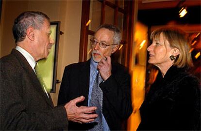 Coetzee (centro), junto a su esposa y un académico sueco, hoy en Estocolmo.