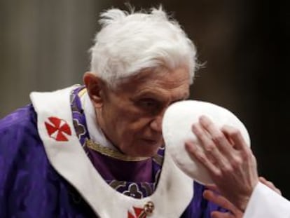 Un obispo retira el solideo al Papa para imponerle la ceniza.