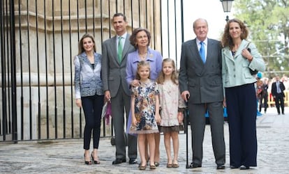 Los Reyes actuales y sus hijas, don Juan Carlos, doña Sofía y doña Elena.