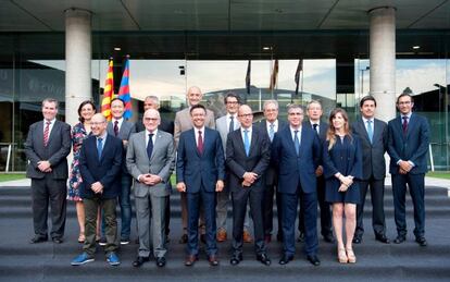 Bartomeu, junto a su directiva, en el Camp Nou.