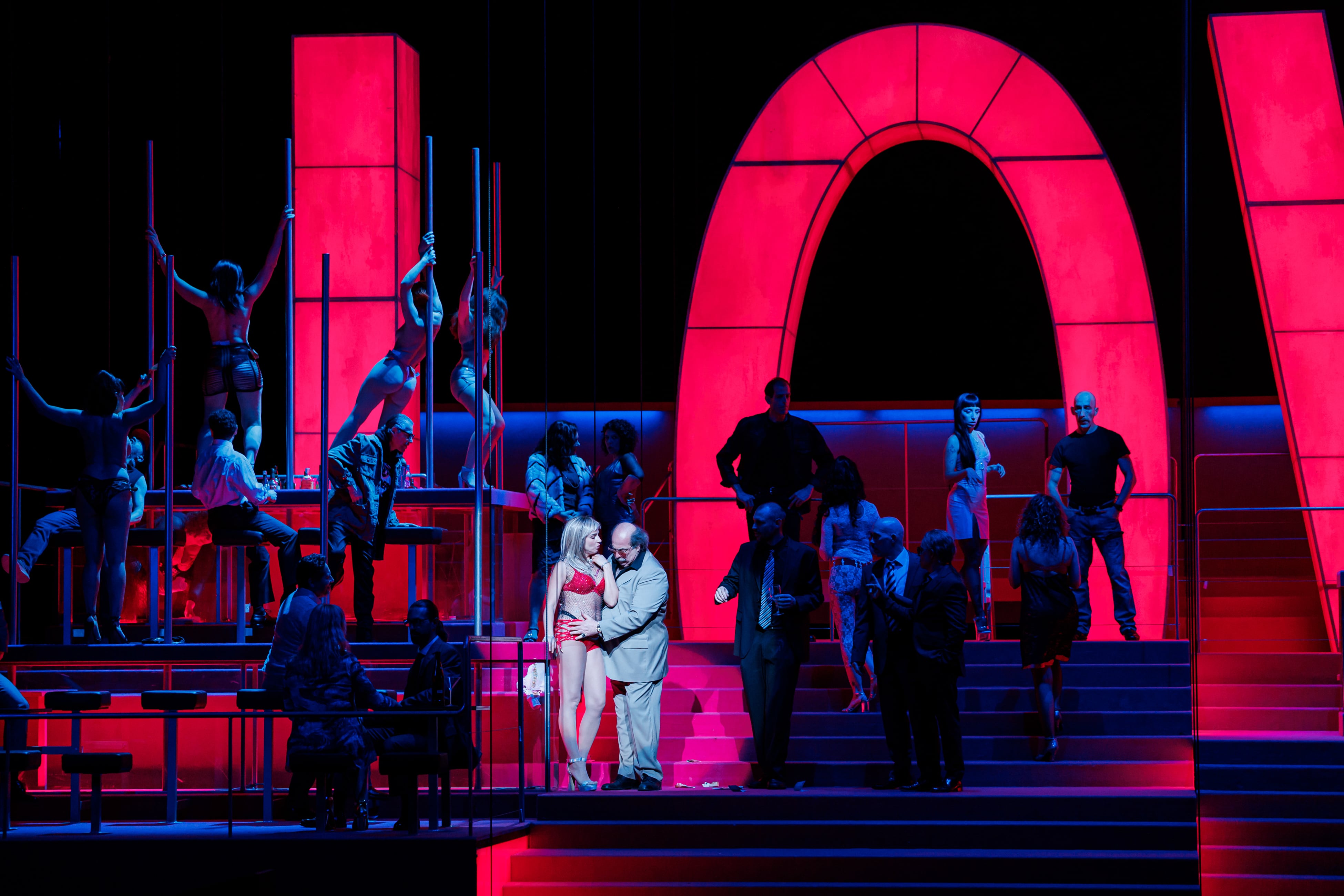 Iluminados en el centro: la soprano Asmik Grigorian (Manon) y el bajo Donato Di Stefano (Geronte) durante el segundo acto de ‘Manon Lescaut’, de Puccini, el 17 de marzo en el Liceu.