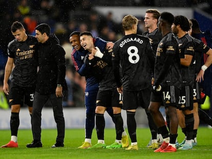 Los jugadores del Arsenal festejan este sábado su triunfo junto a su entrenador Mikel Arteta.