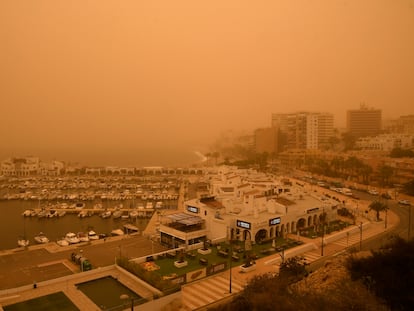 Vista del puerto deportivo de Aguadulce, Roquetas de Mar (Almería), este jueves bajo la intensa calima.