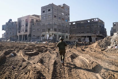 El ejército israelí recorría el miércoles una Yabalia devastada, en el norte de la franja de Gaza.