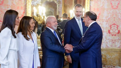 MADRID, 26/04/2023.- El presidente de Iberdrola, Ignacio Galán (d) saluda al presidente de Brasil, Luiz Inácio Lula da Silva (3i), ante los reyes Felipe y Letizia, y su esposa, la primera dama, Rosângela "Janja" da Silva (2i), antes del almuerzo celebrado en honor del mandatario brasileño este miércoles en el Palacio Real de Madrid. EFE/JUANJO MARTIN
