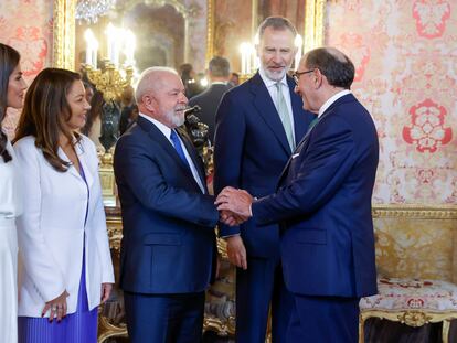 MADRID, 26/04/2023.- El presidente de Iberdrola, Ignacio Galán (d) saluda al presidente de Brasil, Luiz Inácio Lula da Silva (3i), ante los reyes Felipe y Letizia, y su esposa, la primera dama, Rosângela "Janja" da Silva (2i), antes del almuerzo celebrado en honor del mandatario brasileño este miércoles en el Palacio Real de Madrid. EFE/JUANJO MARTIN
