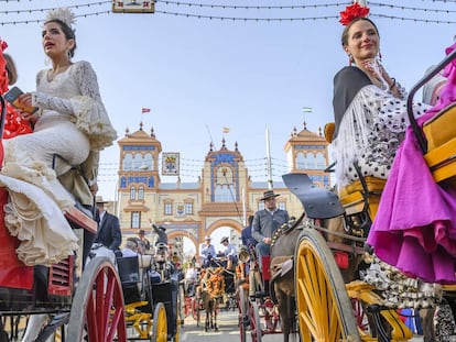Un momento del Paseo de Caballos con la Portada al fondo en el Real de la Feria de Abril de Sevilla