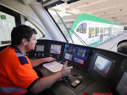 Un mécanico conduce por el interior de las cocheras  uno de los trenes tranvías de la Bahía que  consta de un trazado de 24 kilómetros entre Chiclana, San Fernado y Cádiz