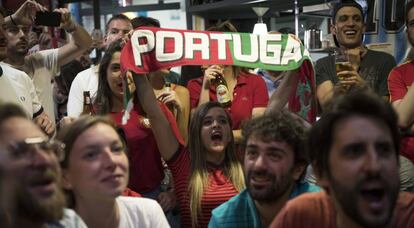 Los aficionados portugueses animan a su selección en la Cervecería Deportiva.