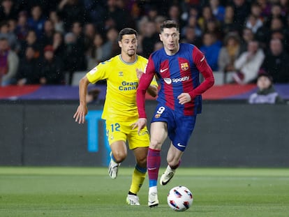 Robert Lewandowski conduce el balón durante el partido frente a Las Palmas.